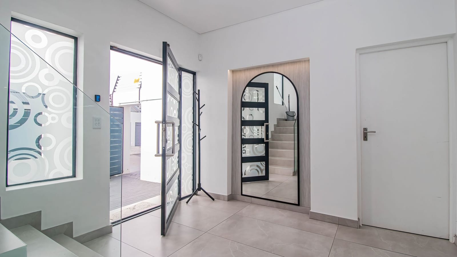 Move-In Ready | Modern 3-Bedroom Home in Sought-After Sandown. — Sandown, Bloubergstrand